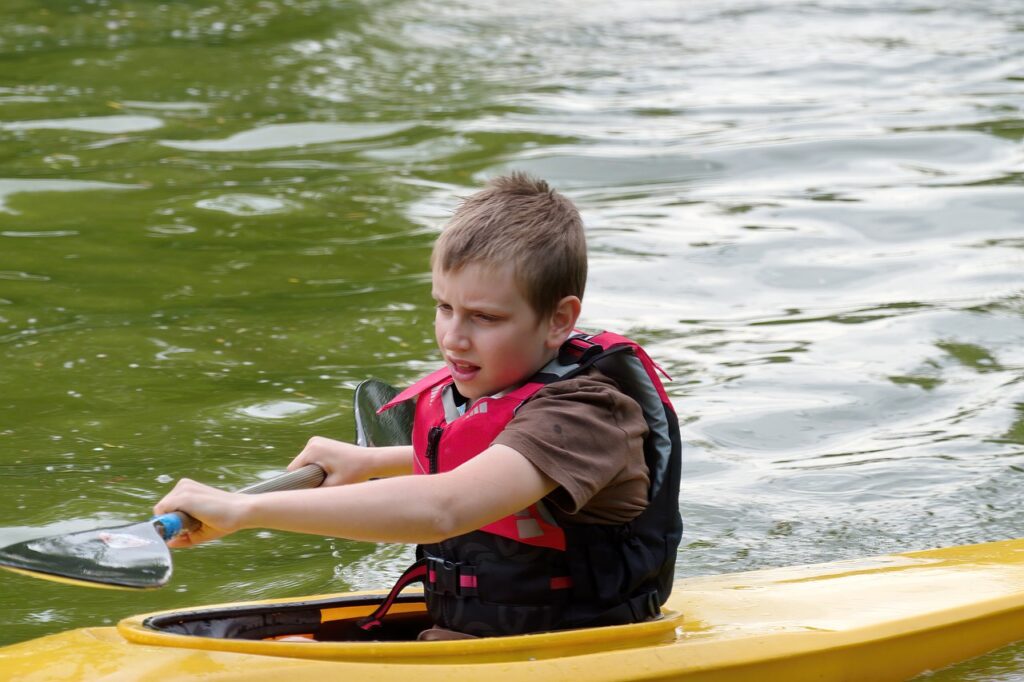 sit in a neutral position while kayaking