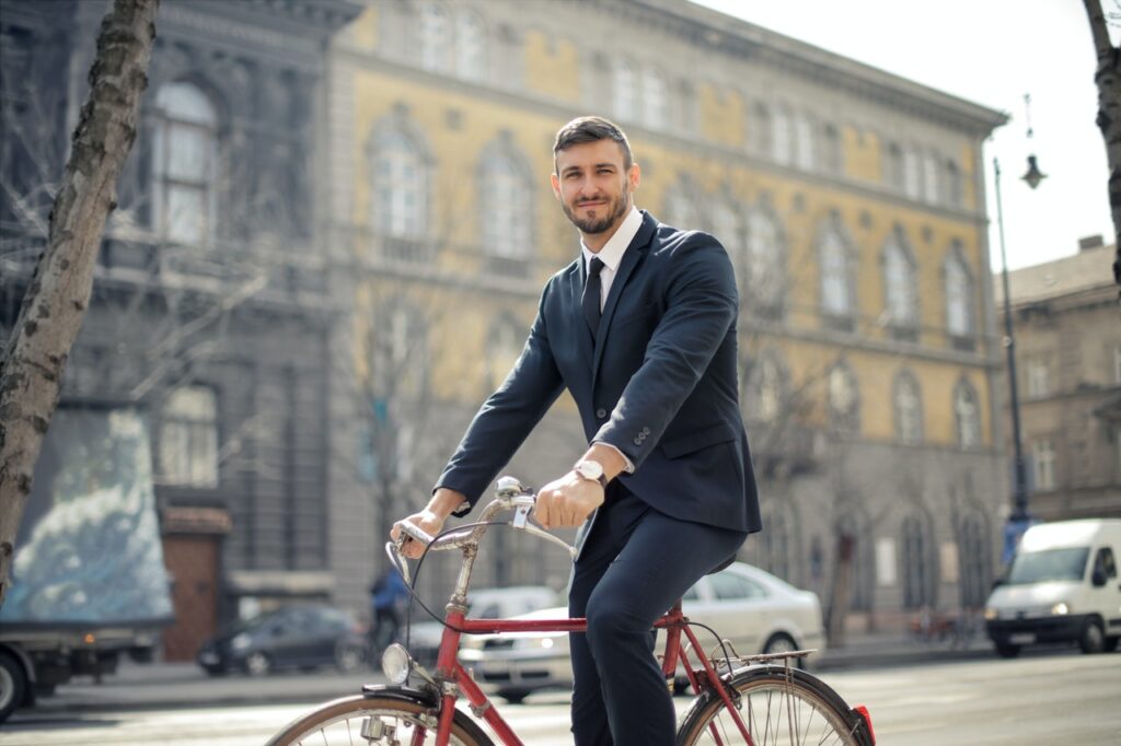 leader commutes by bike